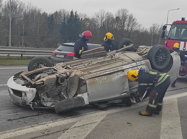 Magistralę ties Kaunu paralyžiavo avarija: vienas automobilis apvirto ant stogo