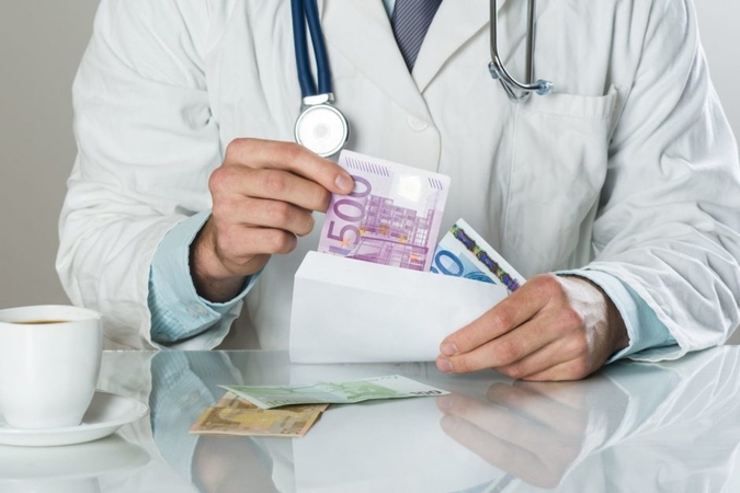 Kaltu dėl kyšininkavimo pripažintam Rokiškio medikui teismas skyrė 50 tūkst. eurų baudą