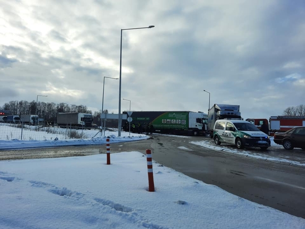 Panevėžio aplinkkelyje – masinė avarija: sudaužyti trys vilkikai, sunkvežimis ir „Audi“