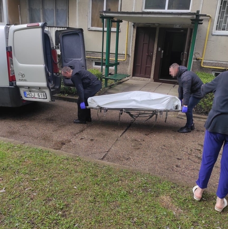 Debreceno gatvės bute rastas irstantis pusamžio vyro kūnas