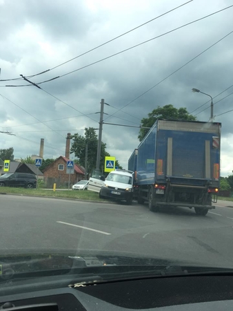 Jurbarko gatvės nepasidalijo mikroautobusas ir krovininis automobilis