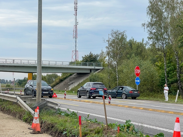 Avarija magistralėje Vilnius–Kaunas: kelio nepasidalijo du automobiliai, nukentėjo moteris