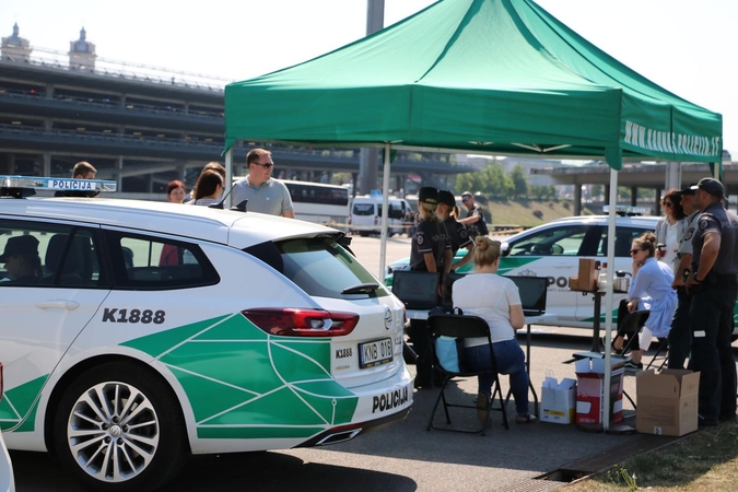 „Švariems“ vairuotojams Kauno pareigūnai negailėjo dovanų