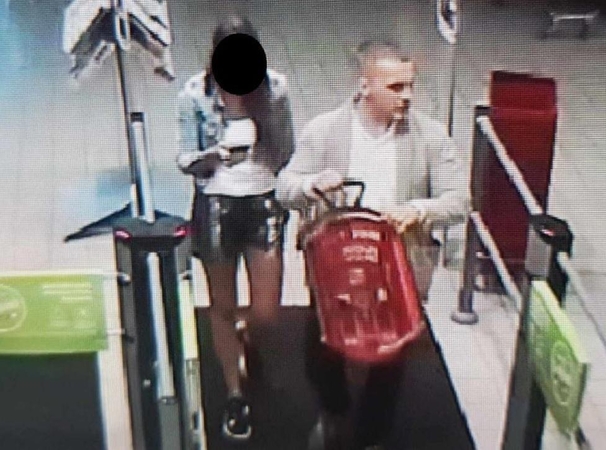 Pareigūnai aiškinasi, kas įžūliu elgesiu parduotuvėje sutrikdė pirkėjų rimtį
