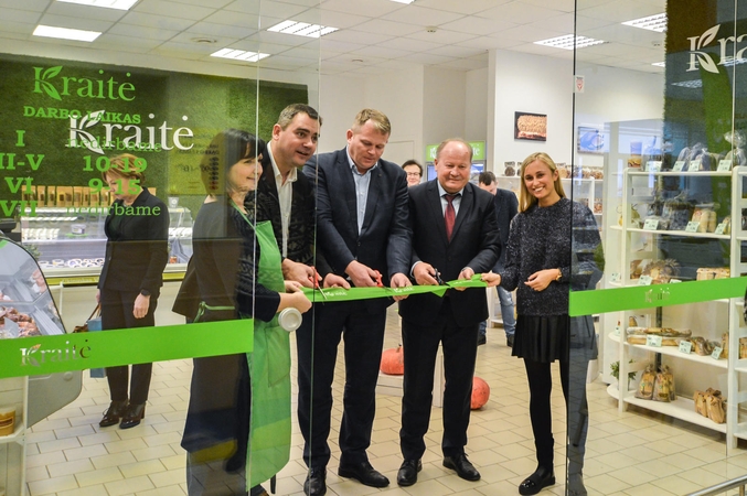 Atidarymas: Parduotuvės-turgelio Garliavoje simbolinę juostelę perkirpo (iš dešinės) Kauno rajono savivaldybės meras V.Makūnas, žemės ūkio ministras A.Palionis ir "Kraitę" įkūrusio kooperatyvo "Lietuviško ūkio kokybė" direktorius M.Maciulevičius.