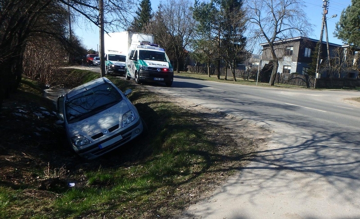 Rytinė nelaimė Sargėnuose: girtos moters vairuojamas automobilis nulėkė į griovį