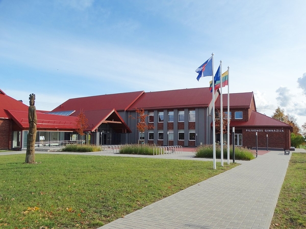 Svarba: Piliuonos gimnazija yra viso kaimo traukos centras.