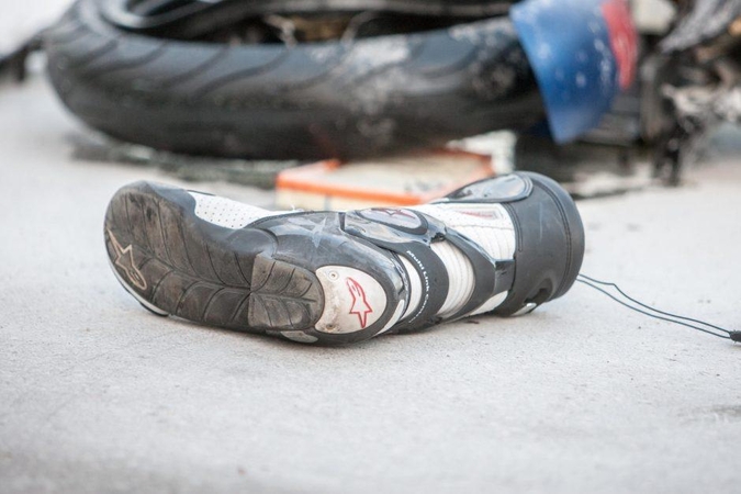 Prienų rajone žuvo į stulpą atsitrenkęs motociklininkas