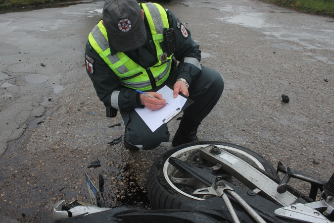 Tragedija Telšių rajone: smūgis į medį motociklininkui buvo mirtinas