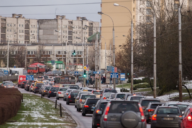 Vairuokite atsargiai: eismo sąlygas sunkina snygis, šlapdriba ir plikledis