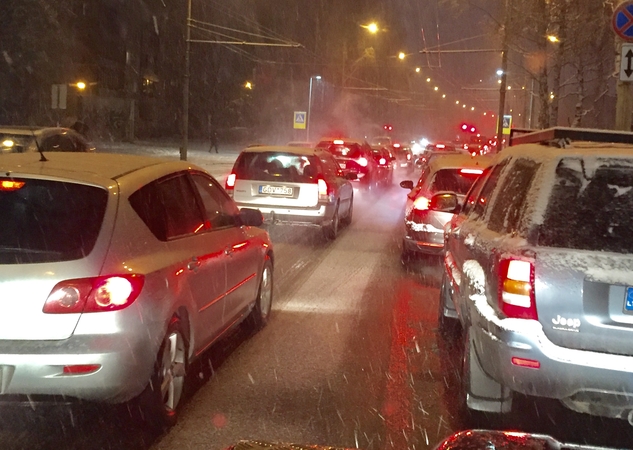 Kelininkai įspėja dėl sudėtingų eismo sąlygų naktį