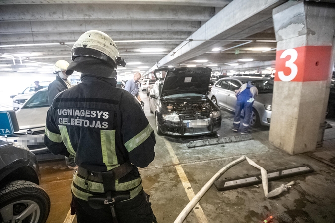 Tarnybos sukeltos ant kojų – „Akropolio“ aikštelėje užsidegė „Fiat“