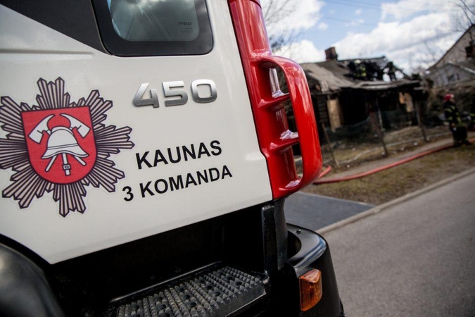 Apleistoje Užliedžių sodyboje kilo gaisras, supleškėjo du pastatai