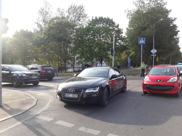 Po avarijos BMW ir „Peugeot“ vairuotojai nesutaria dėl kaltės (ieškomi liudininkai)