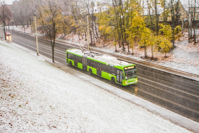 Kauną nuklojo pirmasis sniegas, pradėtas kelių barstymas 