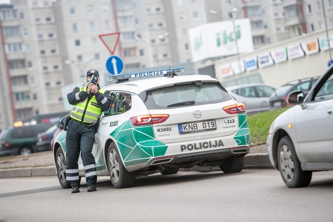 Gyvenvietėje 118 km/val. greičiu lėkęs vairuotojas: skubu darbo reikalais