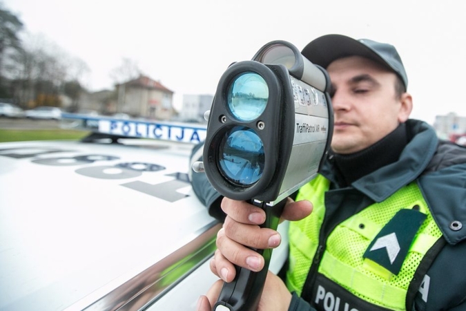 Motociklininkas gyvenvietę supainiojo su greitkeliu: greitį viršijo dvigubai