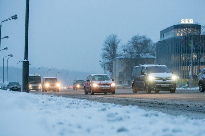 Vairuotojų Kaune dėmesiui: eismo sąlygos ir toliau lieka sudėtingos 