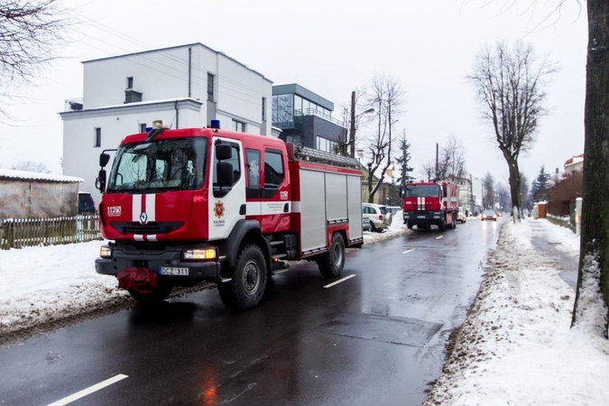 Tipiškas, bet pavojingas žiemos gaisras Žaliakalnyje: užsidegė neišvalytas kaminas