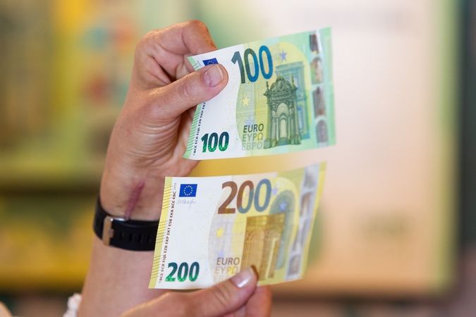 Vėl daugėja padirbtų eurų banknotų: kaip atskirti, ar tikras?