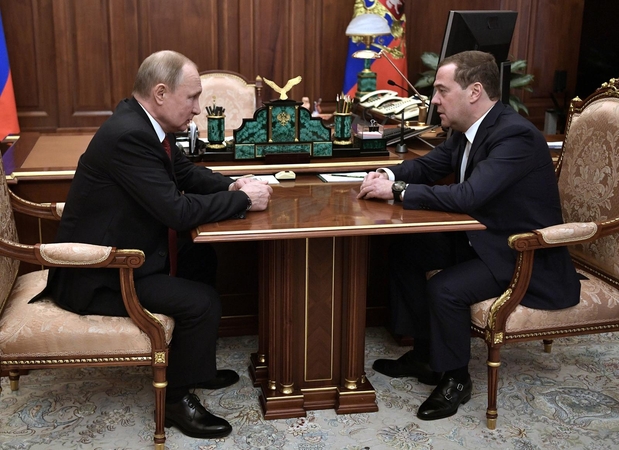 Vladimiras Putinas (kairėje) ir Dmitrijus Medvedevas (dešinėje)