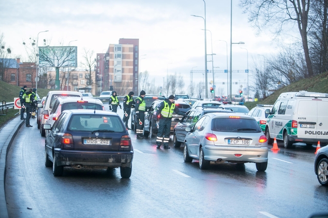 Ankstų rytą – spūstys ir gausios neatsakingų vairuotojų ieškojusių pareigūnų pajėgos