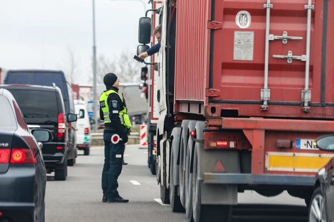Pasienyje su Baltarusija nutįsusios vilkikų eilės nemažėja: tvarką prižiūri pareigūnai