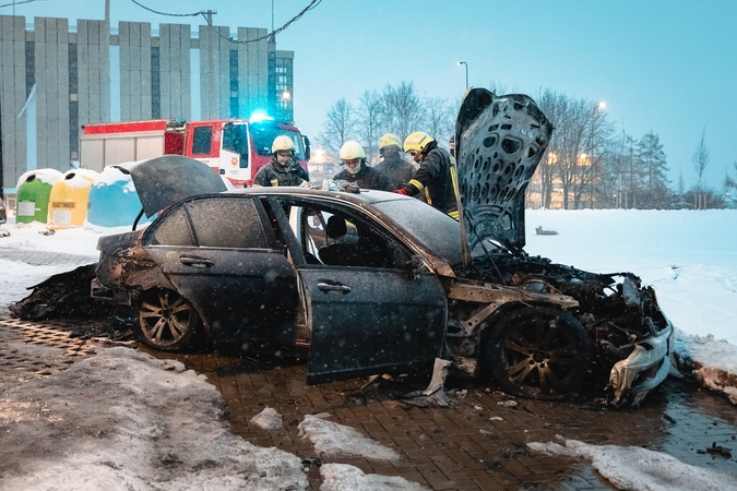 Miesto centre liepsnose akimirksniu paskendo neseniai įsigytas „Mercedes-Benz“