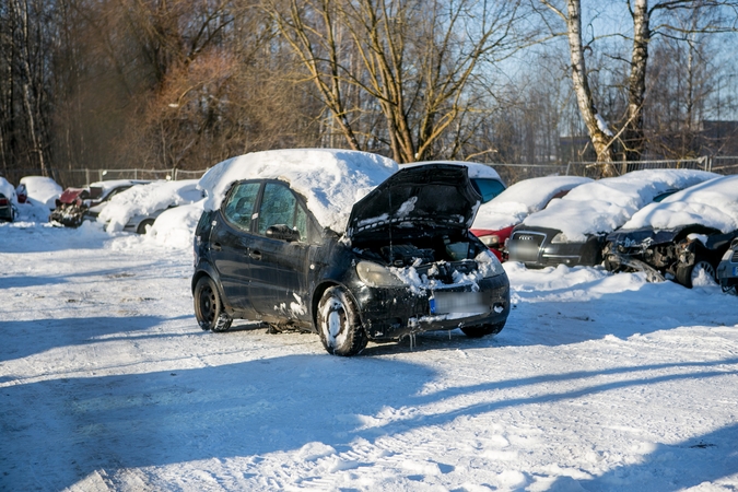 Gaisras konfiskuotų automobilių aikštelėje: užsidegė prieš pusmetį į griovį nulėkęs mersedesas      