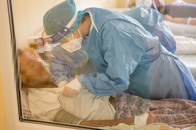 Sunkia COVID-19 forma sirgę žmonės per metus gali mirti nuo komplikacijų: medikų tai nestebina