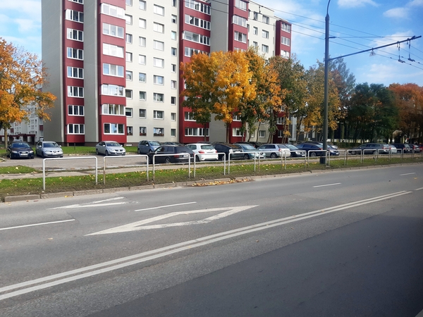 Rūdijantys, bet gyvybes saugantys gatvių atitvarai: vienur nuardyti visai, kitur įrengti naujai