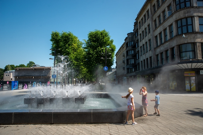 Kviečia atsigaivinti Laisvės alėjos fontano skleidžiama dulksna