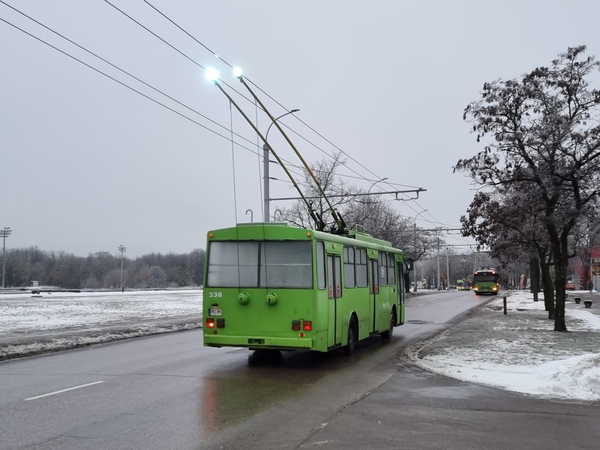 Dėl apledėjusių laidų Kaune stojo troleibusai, išgelbėjo senosios „Škodos“