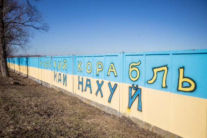 Palaikymas Ukrainai – visur: perdažyta tvora papildyta simboliniu užrašu