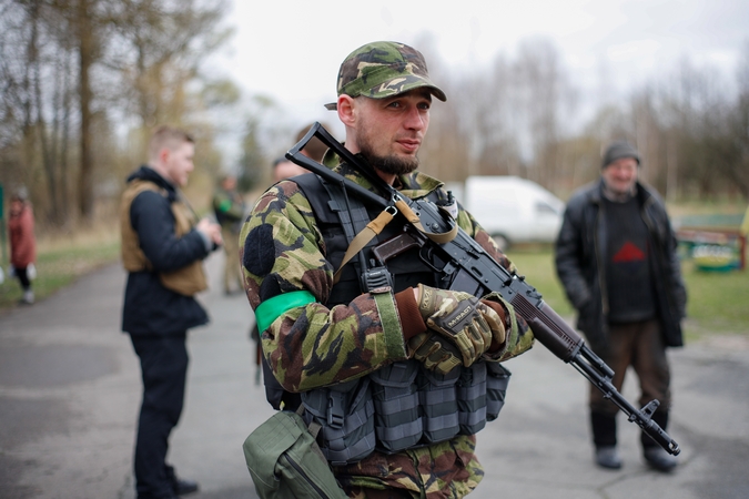 Vakarų šalys žada daugiau ginkluotės Ukrainai ir naujų sankcijų atakuojančiai Rusijai