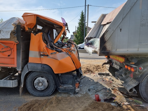 Kraupi avarija Karmėlavoje: smėlį vežęs sunkvežimis įvažiavo į vilkiką, teko vaduoti vairuotoją