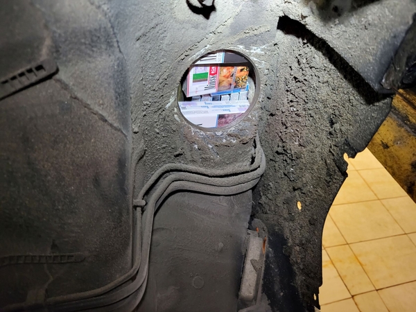 Iš Baltarusijos įvažiavusiuose lengvuosiuose automobiliuose – slėptuvės su kontrabandiniais rūkalais