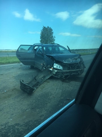 Magistralėje vilkiko padanga trenkėsi į „Toyotą“, ši – į  kelio atitvarus