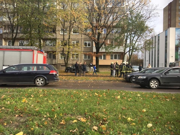 Po BMW ir „Volkswagen“ susidūrimo pastarasis rėžėsi į medį