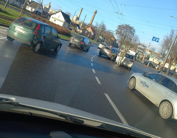 Mokomojo automobilio avarija sukėlė diskusijų bangą: įtariu – sėdi, rankos dreba, šlapias