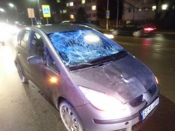 Jonavos gatvės pėsčiųjų perėjoje partrenktos dvi merginos