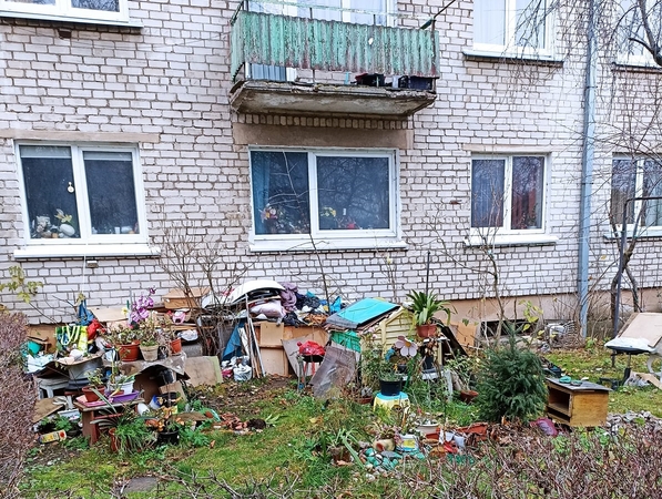 Vilijampolė virsta sąvartynu? Vieni daiktus išmeta bet kur, kiti juos kolekcionuoja po langais