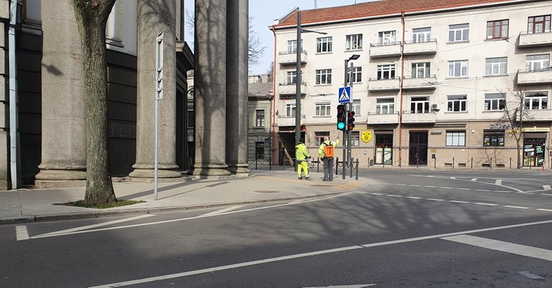 Pavasarinė švara: mieste dulkės valomos net nuo šviesoforų