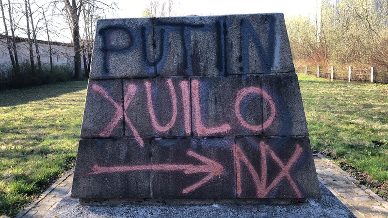 Kauno kapinėse dažais apipaišytas sovietinis paminklas