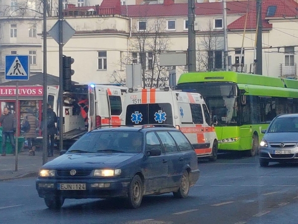 Nelaimė Kauno centre: iš troleibuso – į reanimaciją