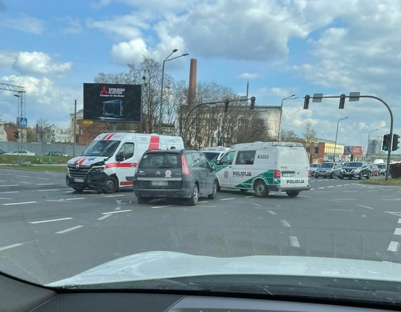 „Citroen“ nepraleido pas pacientą skubėjusių medikų: gydytoja pati išvežta į ligoninę
