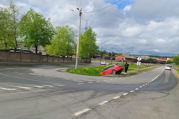 Po manevro tuščiame kelyje „Audi“ atsidūrė griovyje: kauniečiai klausia – kaip?