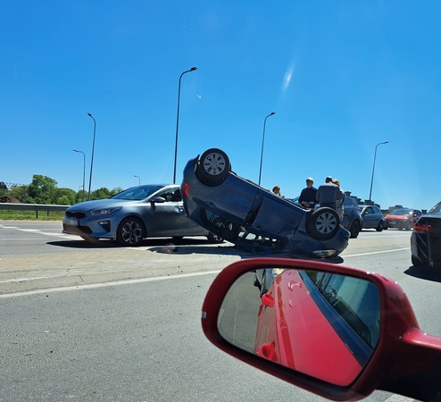 Avarija ant „Megos“ tilto: apvirto lengvasis automobilis
