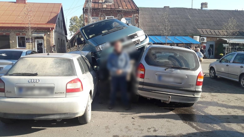 Simne girto vairuotojo pasivažinėjimas „pasiskolintu“ automobiliu baigėsi kuriozu