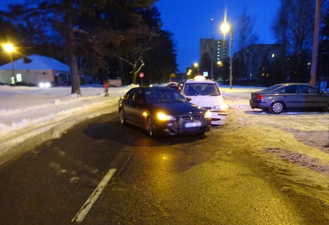 Ieškoma, kad matė BMW ir taksi automobilio avariją